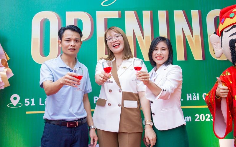 Cô Mai Trần (đứng giữa) Cô Mai Trần (đứng giữa)
